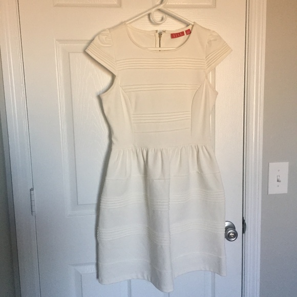 Elle Dresses & Skirts - ♦️LAST CALL♦️Size 8 Off-White Elle Dress